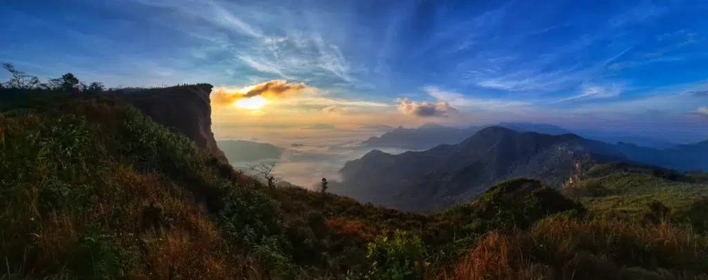 Phu Chi Fa showing a sea of mist and mountain peaks